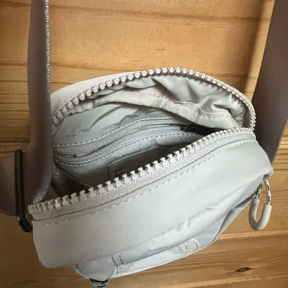 Vuori Women’s All Around Crossbody - Picture 5 of 7